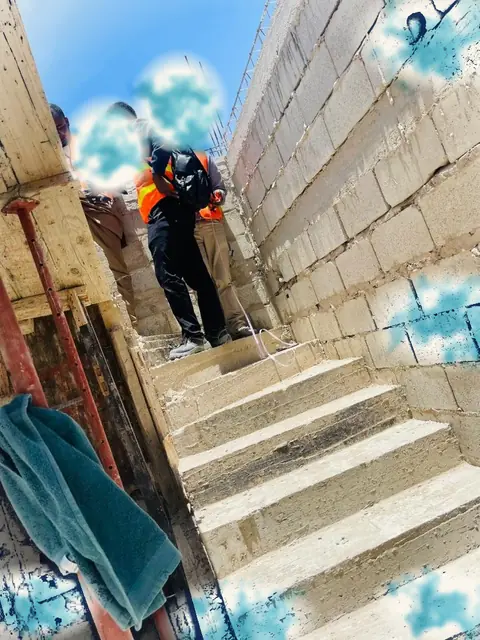 Escalier de chantier avec l'équipe en haut