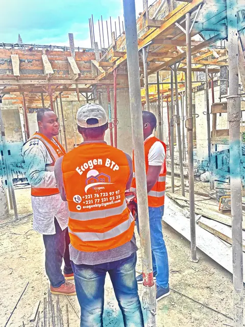 Équipe de dos en gilets Ecogen BTP sur un chantier