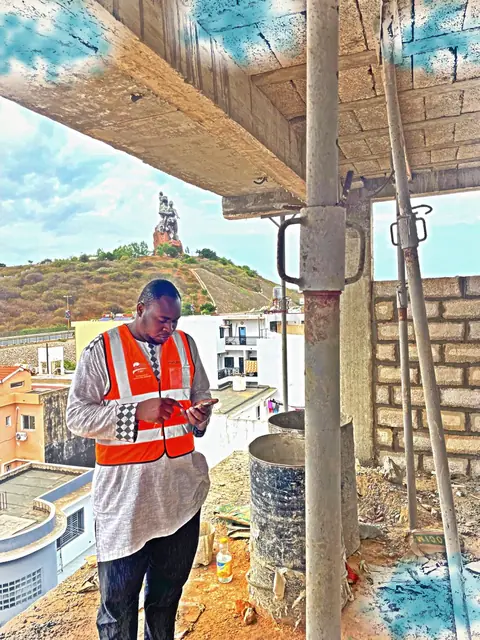 Un responsable en gilet orange sur une dalle, vue large
