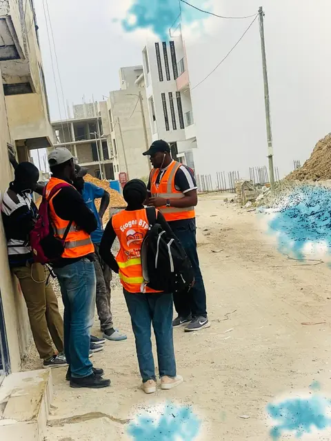 Groupe en gilets sur un chemin de chantier