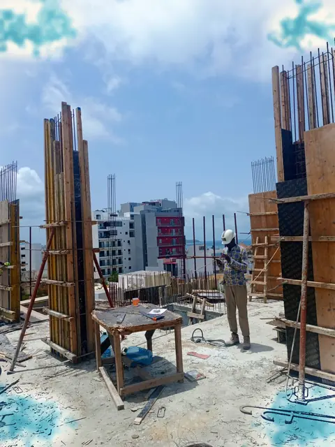Coffrage de poteaux en béton armé, ouvrier au travail