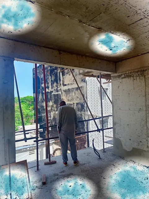 Pièce en cours de construction avec ouverture sur la ville